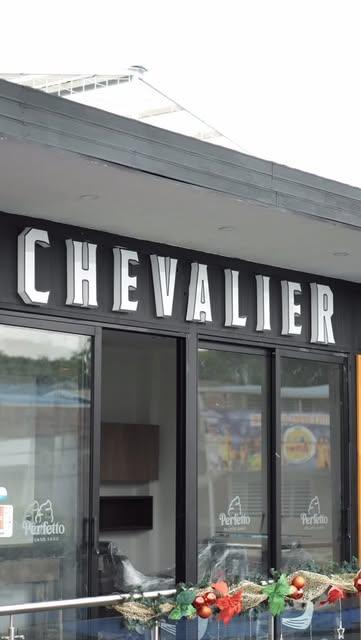 Fachada de vidrio con las letras CHEVALIER en lo alto